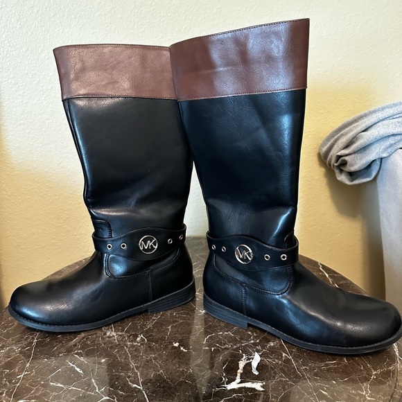 Micheal Kors leather winter boots - Picture 2 of 9